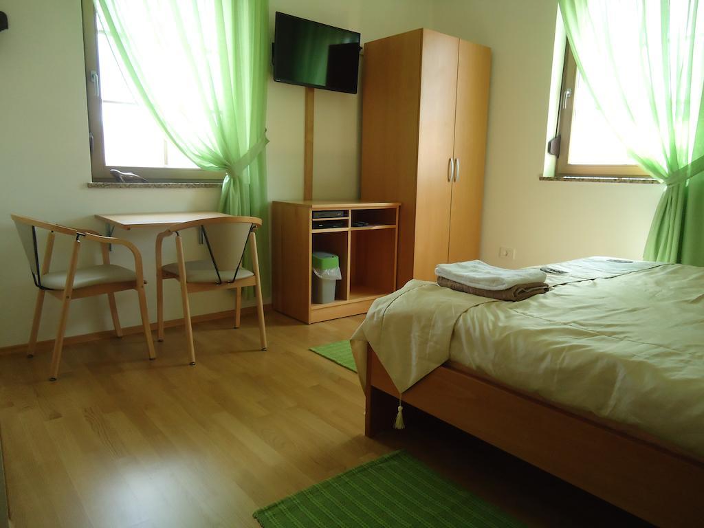 Lipizzaner Lodge Guest House Postojna Kamer foto