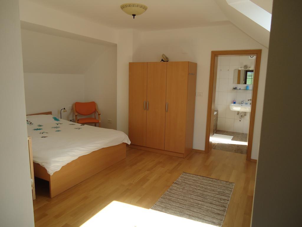 Lipizzaner Lodge Guest House Postojna Kamer foto