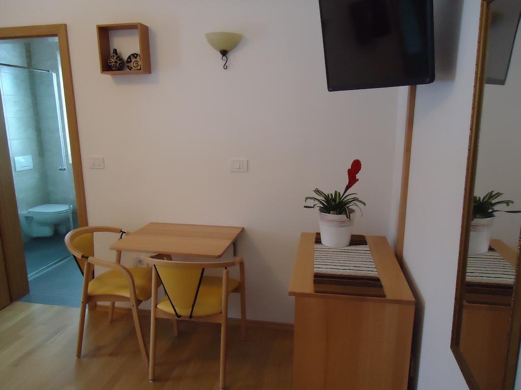 Lipizzaner Lodge Guest House Postojna Kamer foto