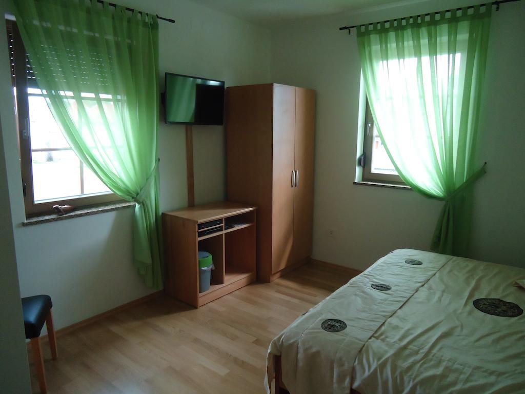 Lipizzaner Lodge Guest House Postojna Kamer foto