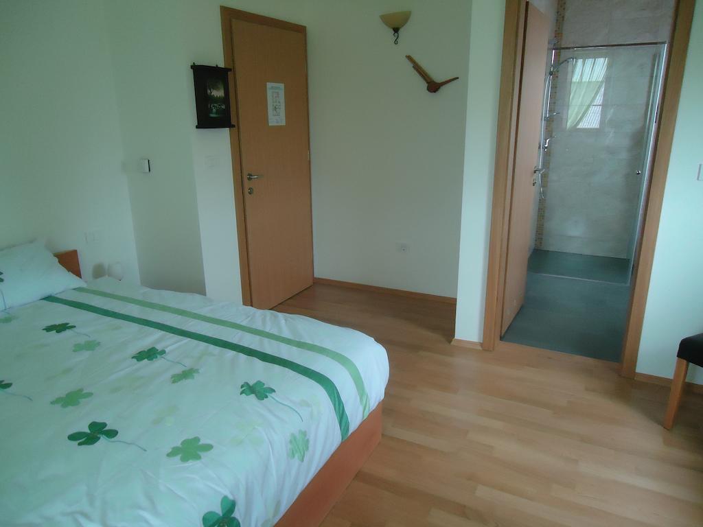 Lipizzaner Lodge Guest House Postojna Kamer foto